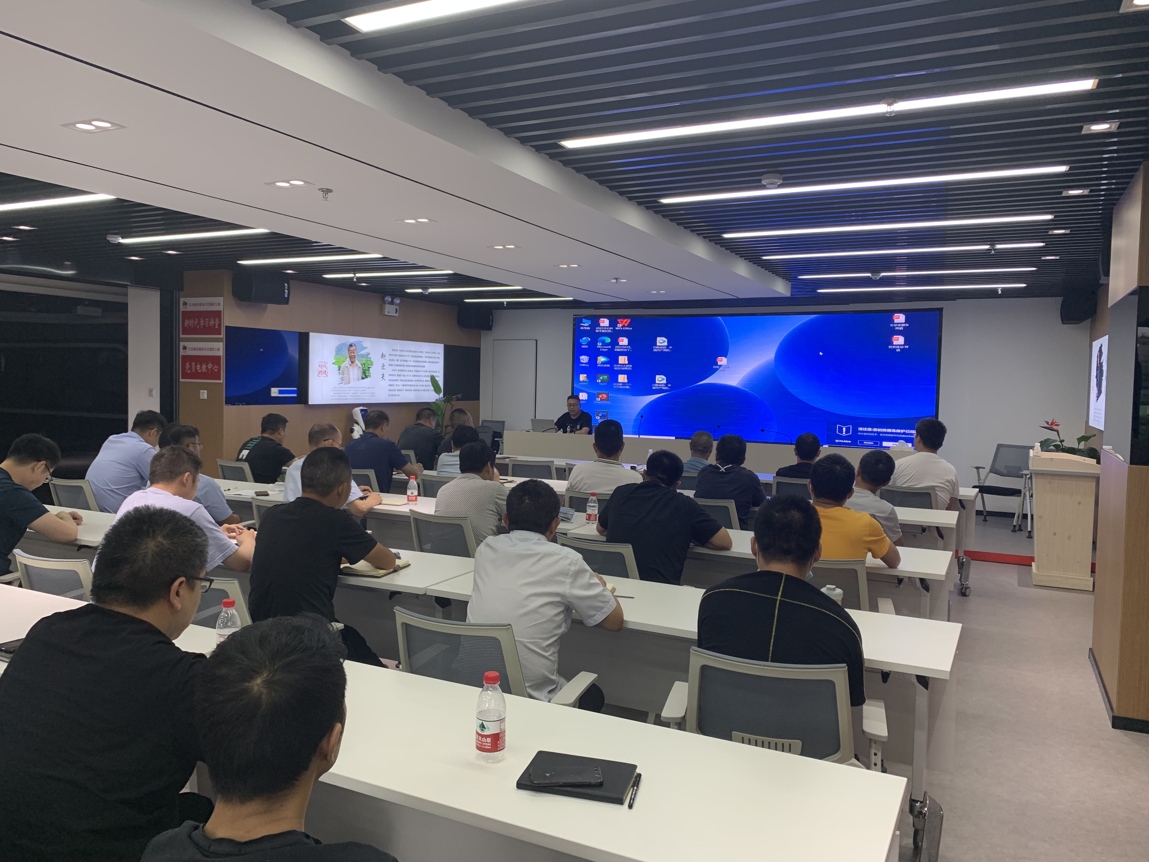 落实安全责任，，，，，，，，推动安全发展