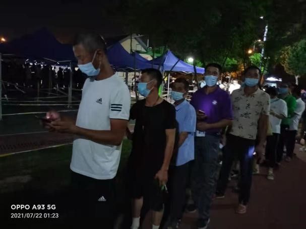 筑牢“防疫墙” 南京果博官网集团连夜组织2000余名工友核酸检测