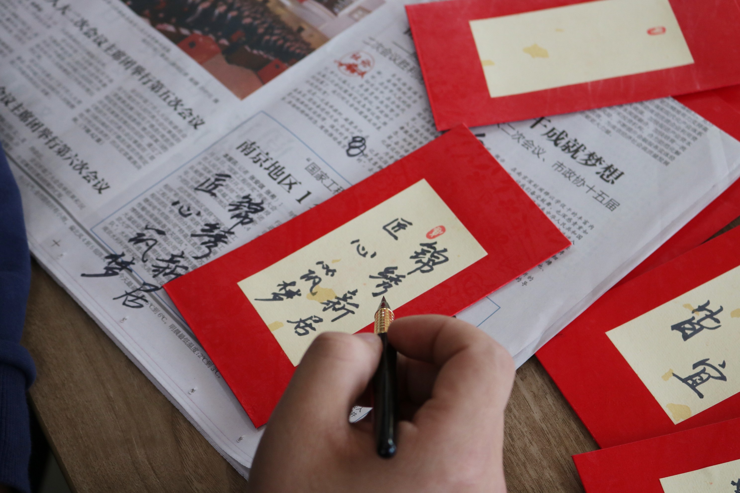 龙行龘龘谱新章 果博官网集团工会开展祝语迎新春书写活动