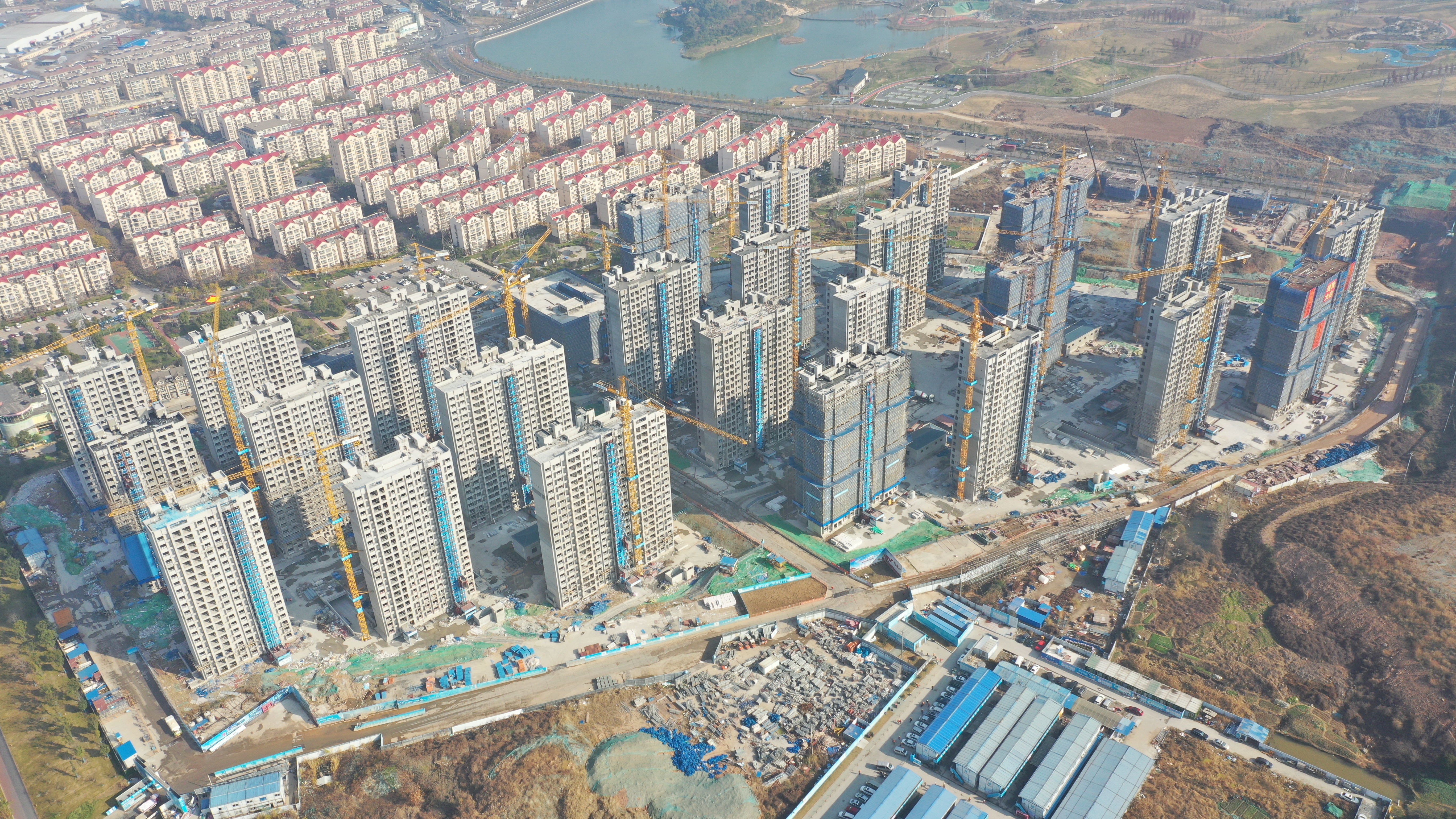 盘城2号地块经济适用房（拆迁安置房）主楼主体结构封顶，，，，，，，，明年竣工！